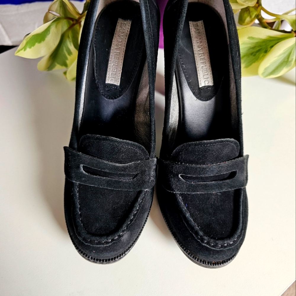 Banana Republic black suede pump
